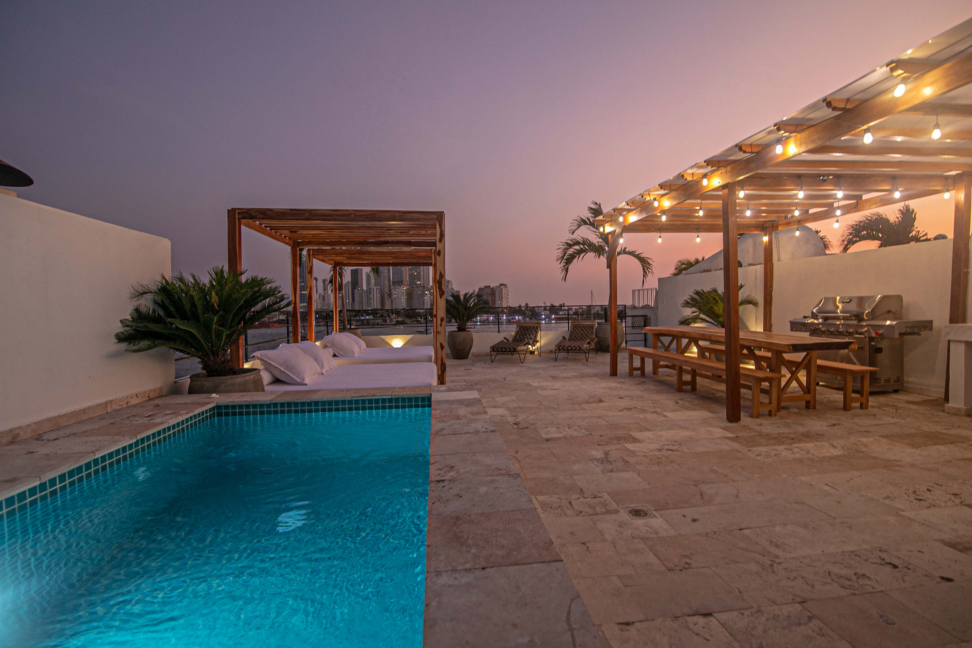 Casa Arsenal rooftop pool day